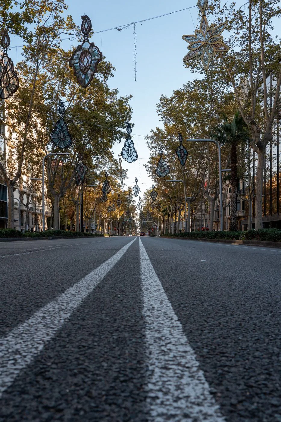Avenue vide avec lignes blanches au sol, Barcelone