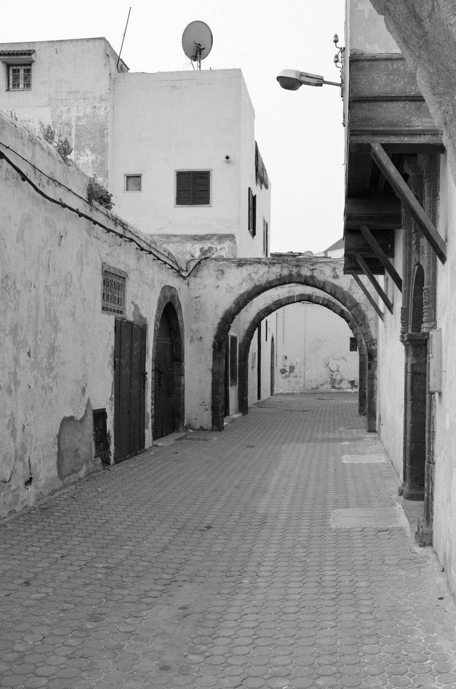 Whitewashed alley beneath the arches of the medina, Casablanca