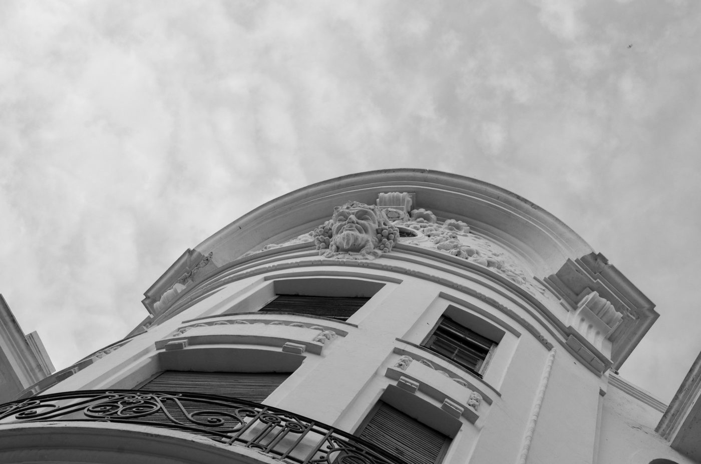 Rounded balcony topped with a carved mascaron, seen from below, Casablanca