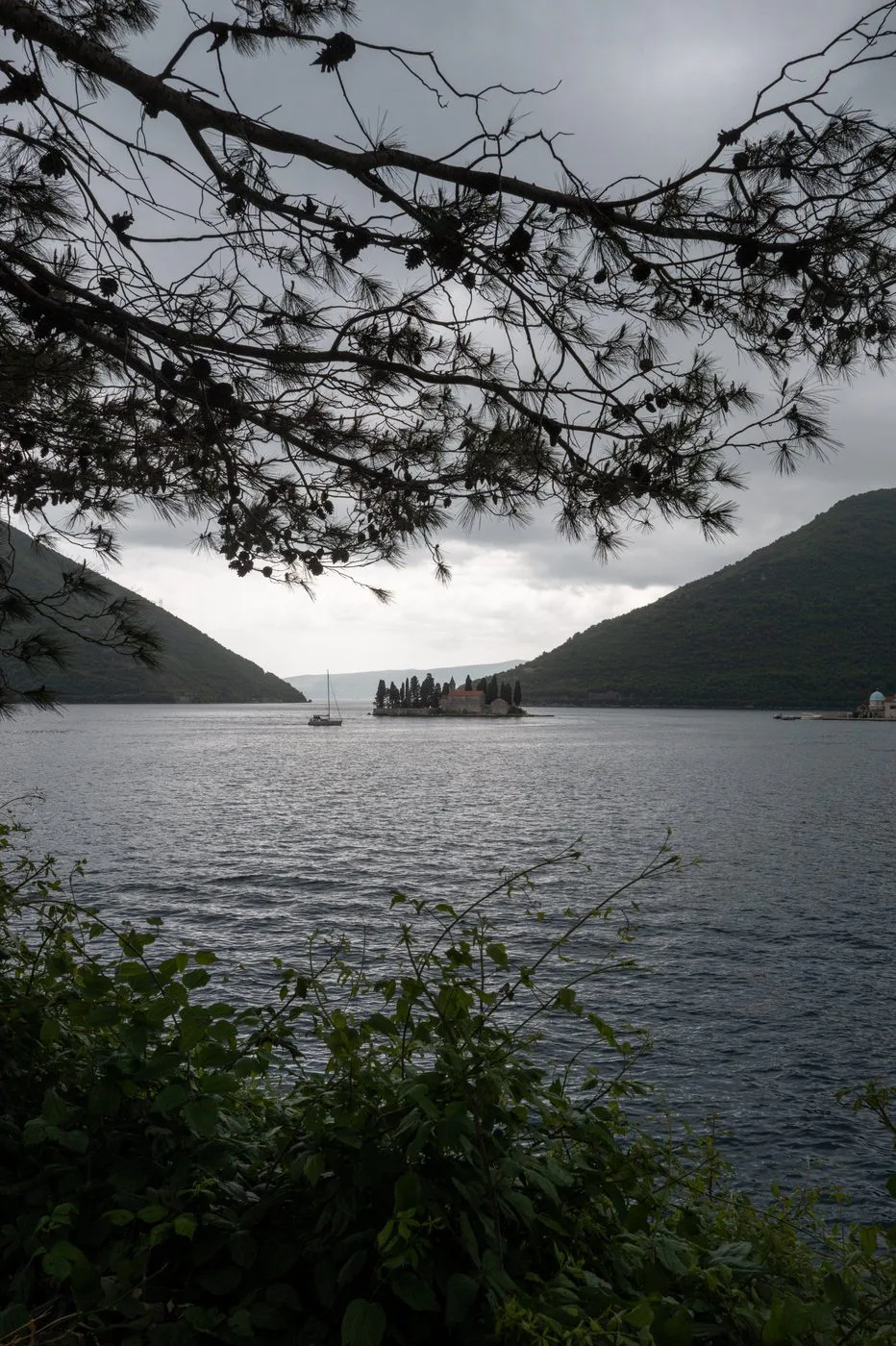 Voilier solitaire pres de l'ilot boise au milieu de la baie, Dubrovnik