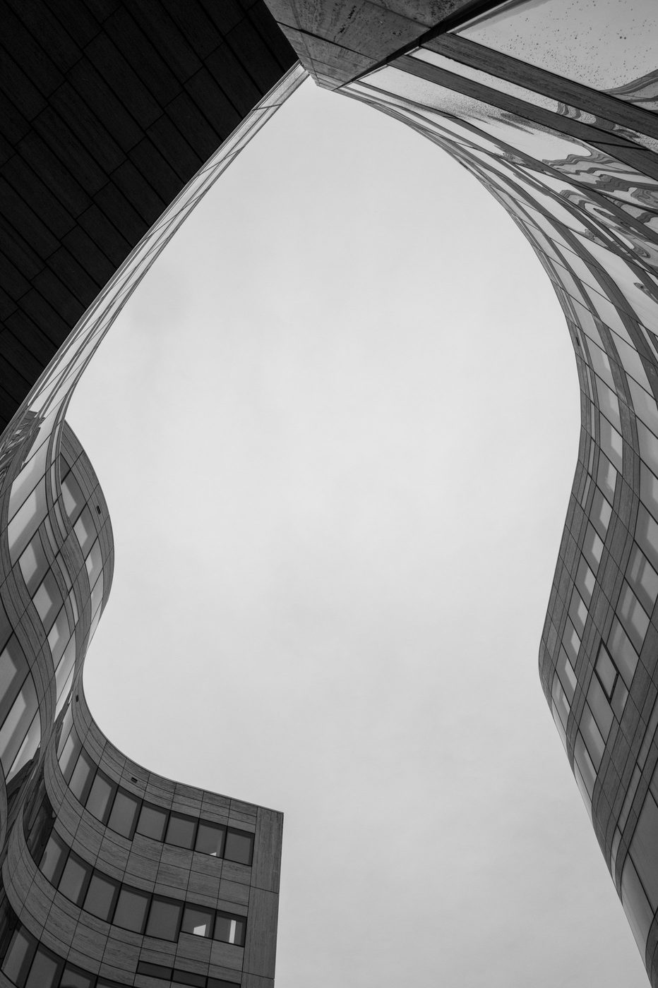 Two glass towers with sinuous lines seen from below, Düsseldorf