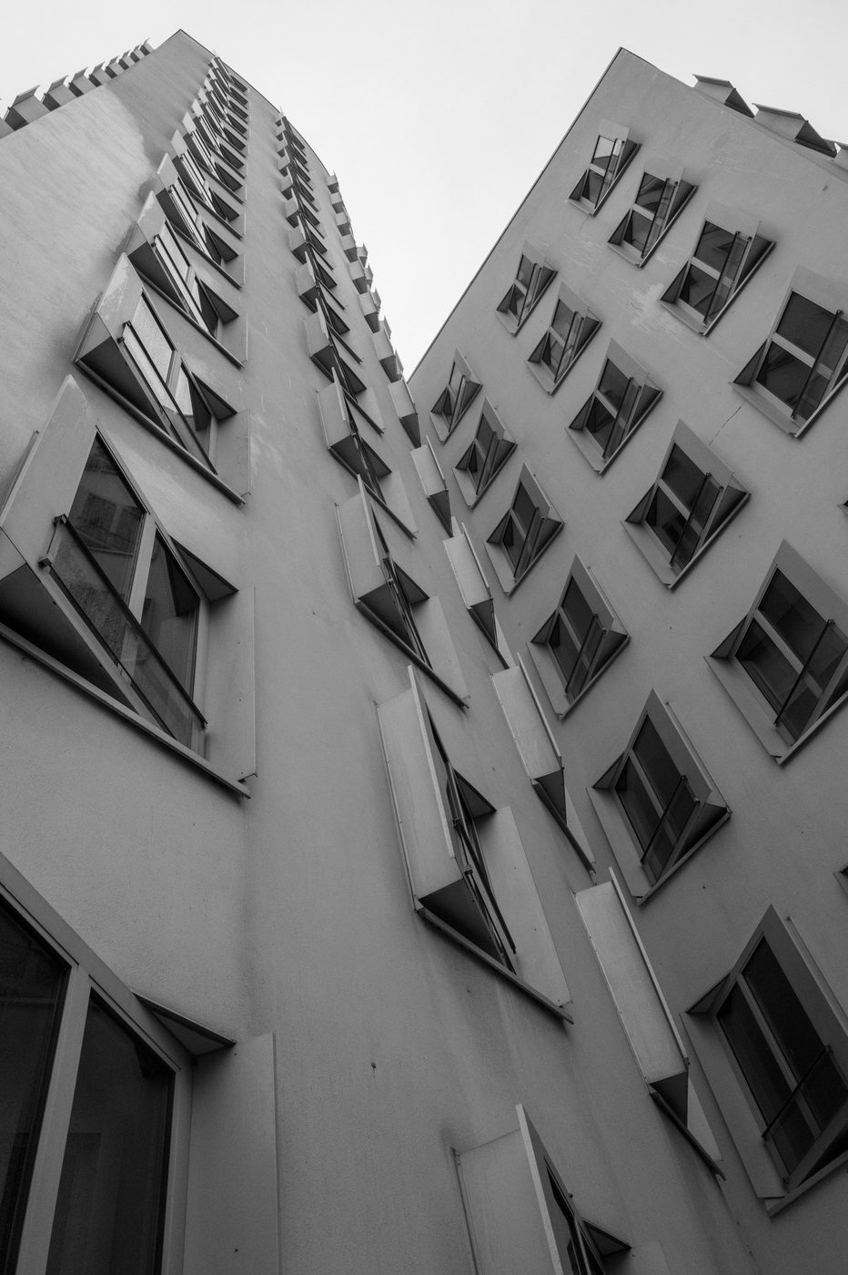 Twin buildings with undulating facades seen in a dizzying perspective, Düsseldorf