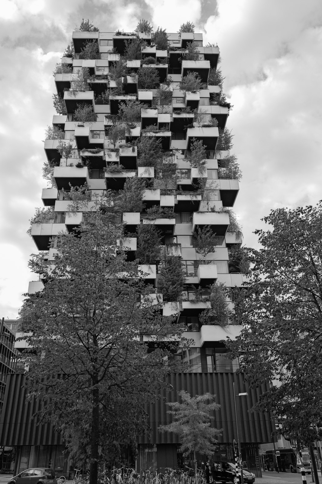 Tour moderne aux modules de bois empiles et vegetalises, Eindhoven
