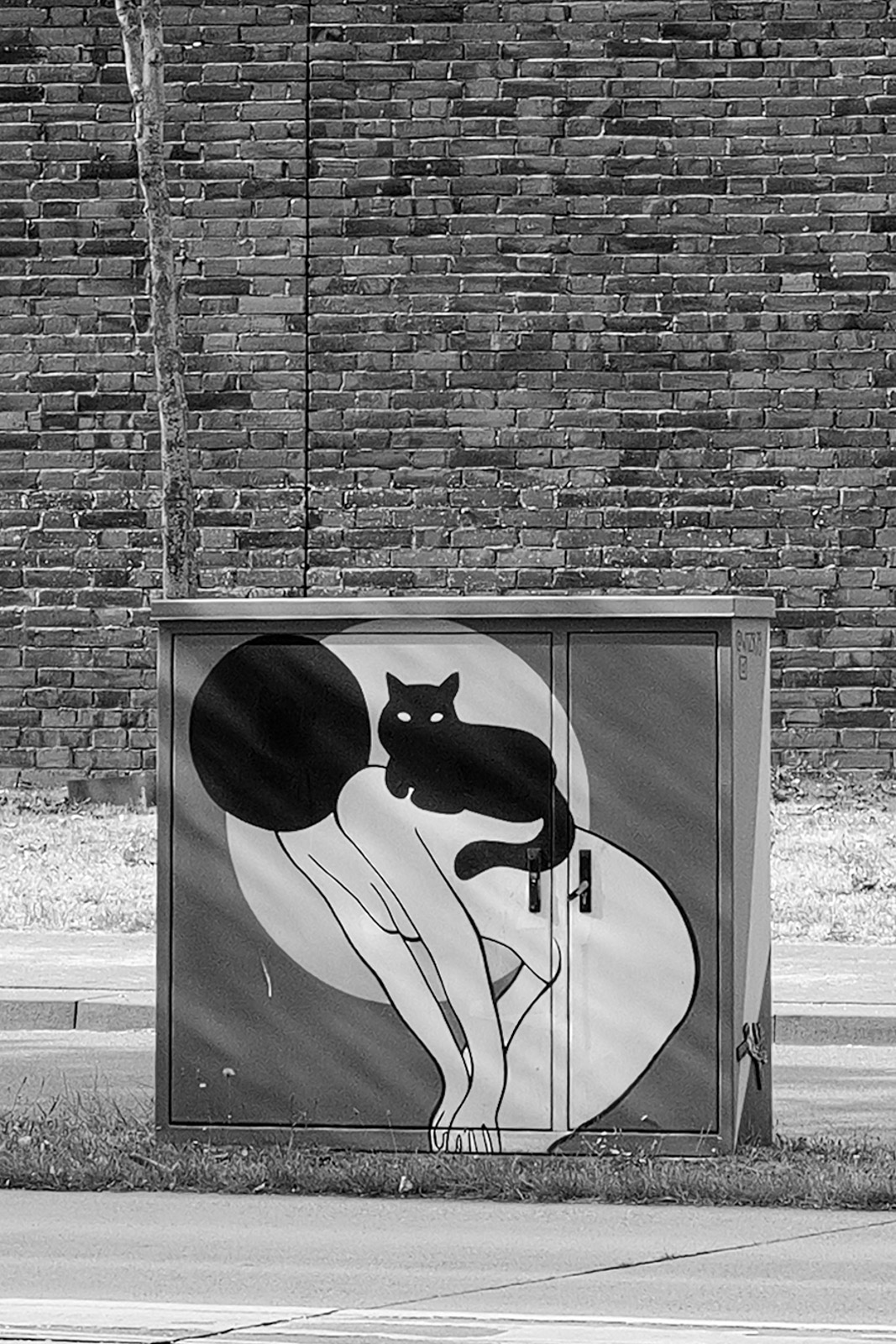 Armoire electrique peinte d'un chat noir sous la lune, mur en briques, Eindhoven