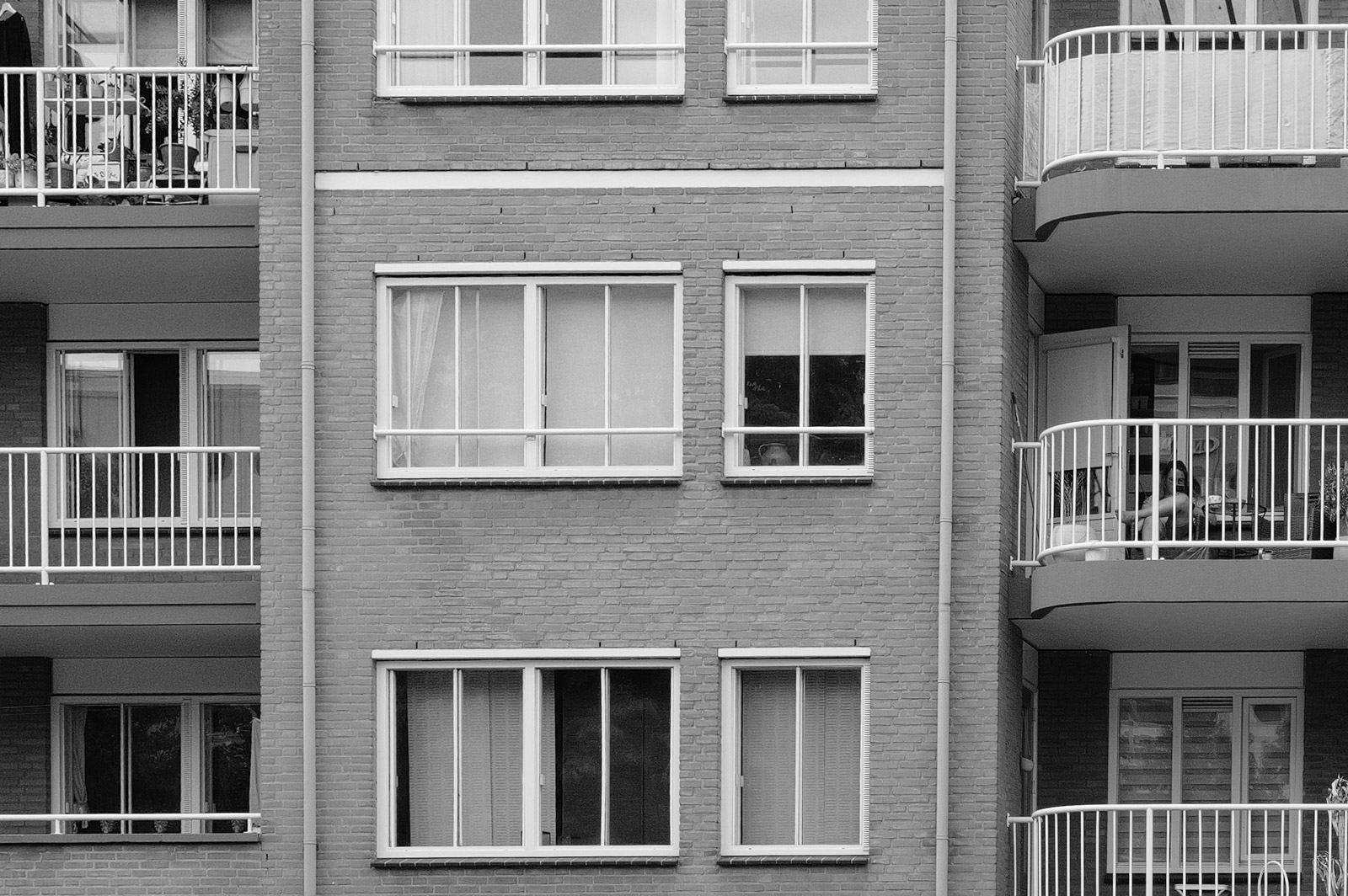 Facade d'immeuble en briques avec balcons, Eindhoven