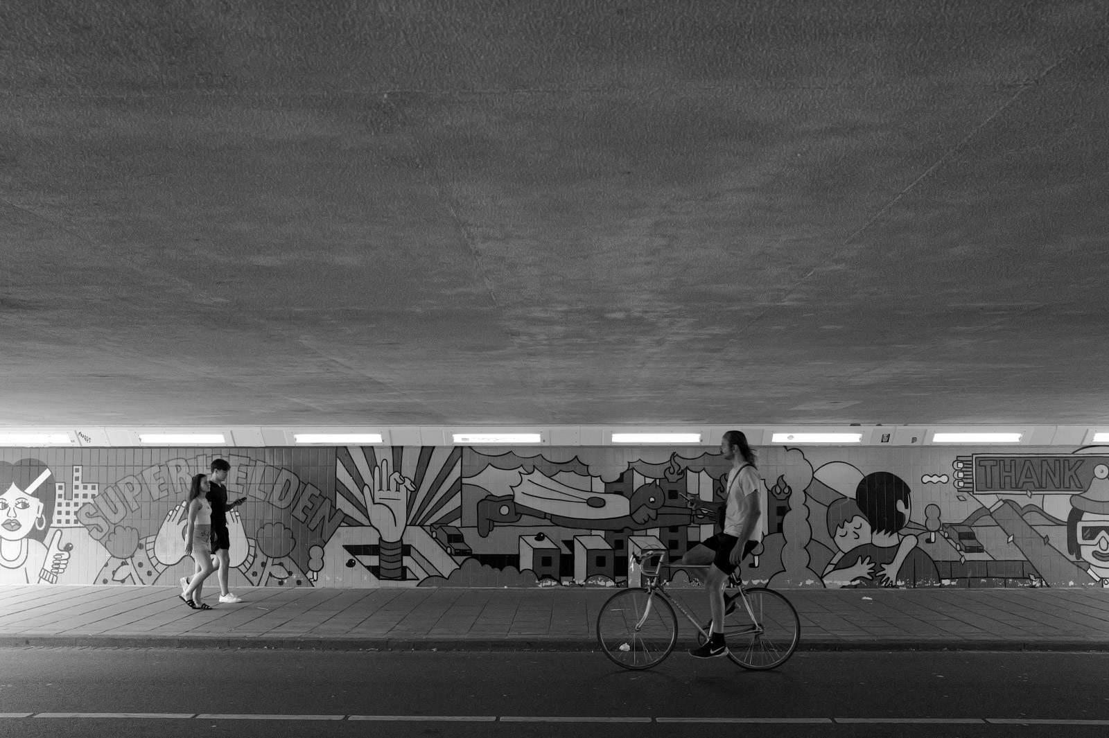 Fresque coloree dans un tunnel avec cycliste de passage, Eindhoven