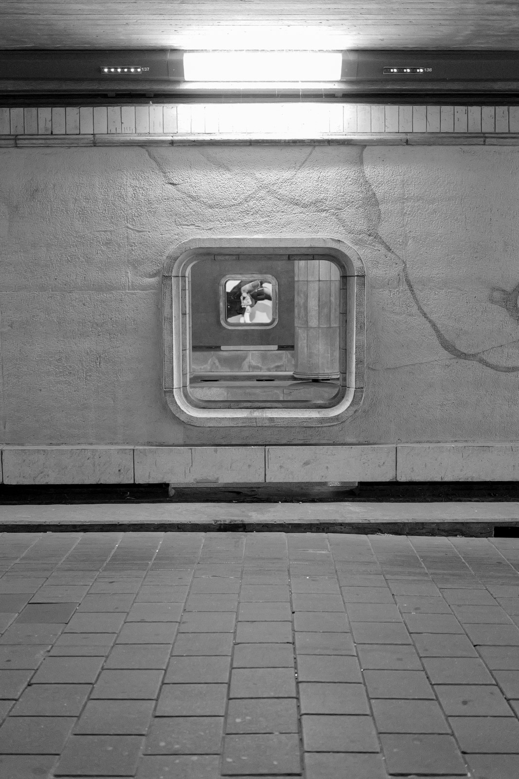 Passage souterrain avec petite fenetre et autocollants, Eindhoven