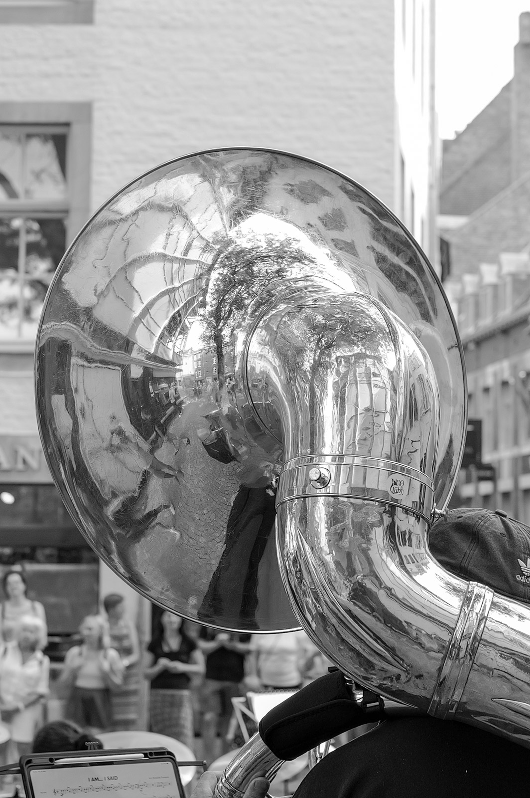 Musicien de fanfare avec un tuba brillant, gros plan, Eindhoven