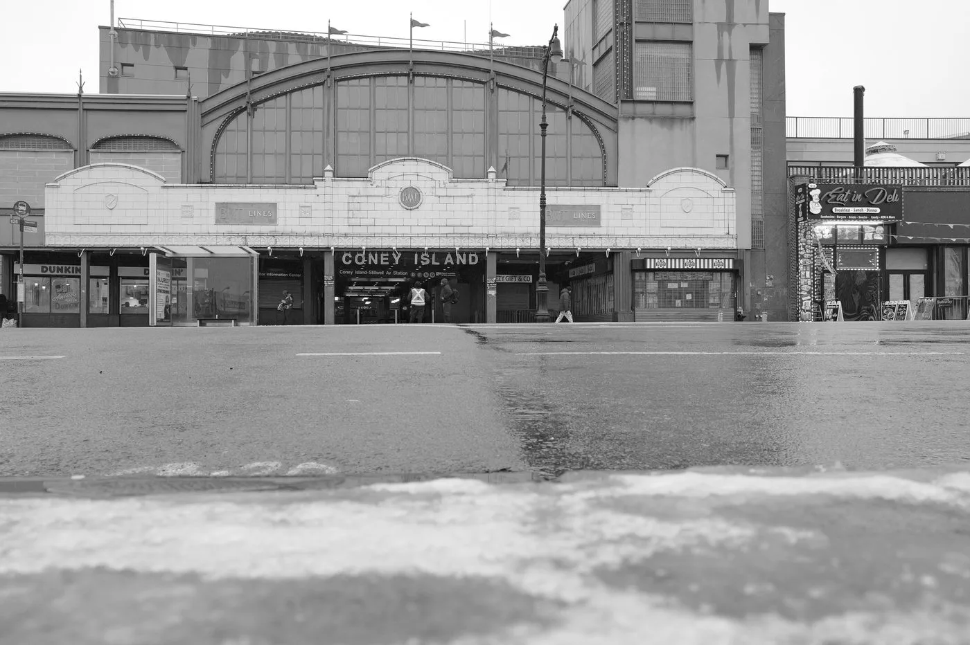 La façade d’un bâtiment du front de mer marqué « Coney Island », sous la pluie, Coney Island, New York