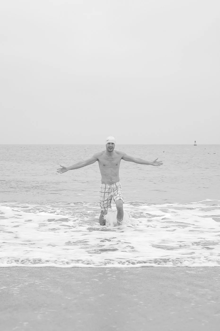Un nageur ouvre les bras dans les vagues, Coney Island, New York