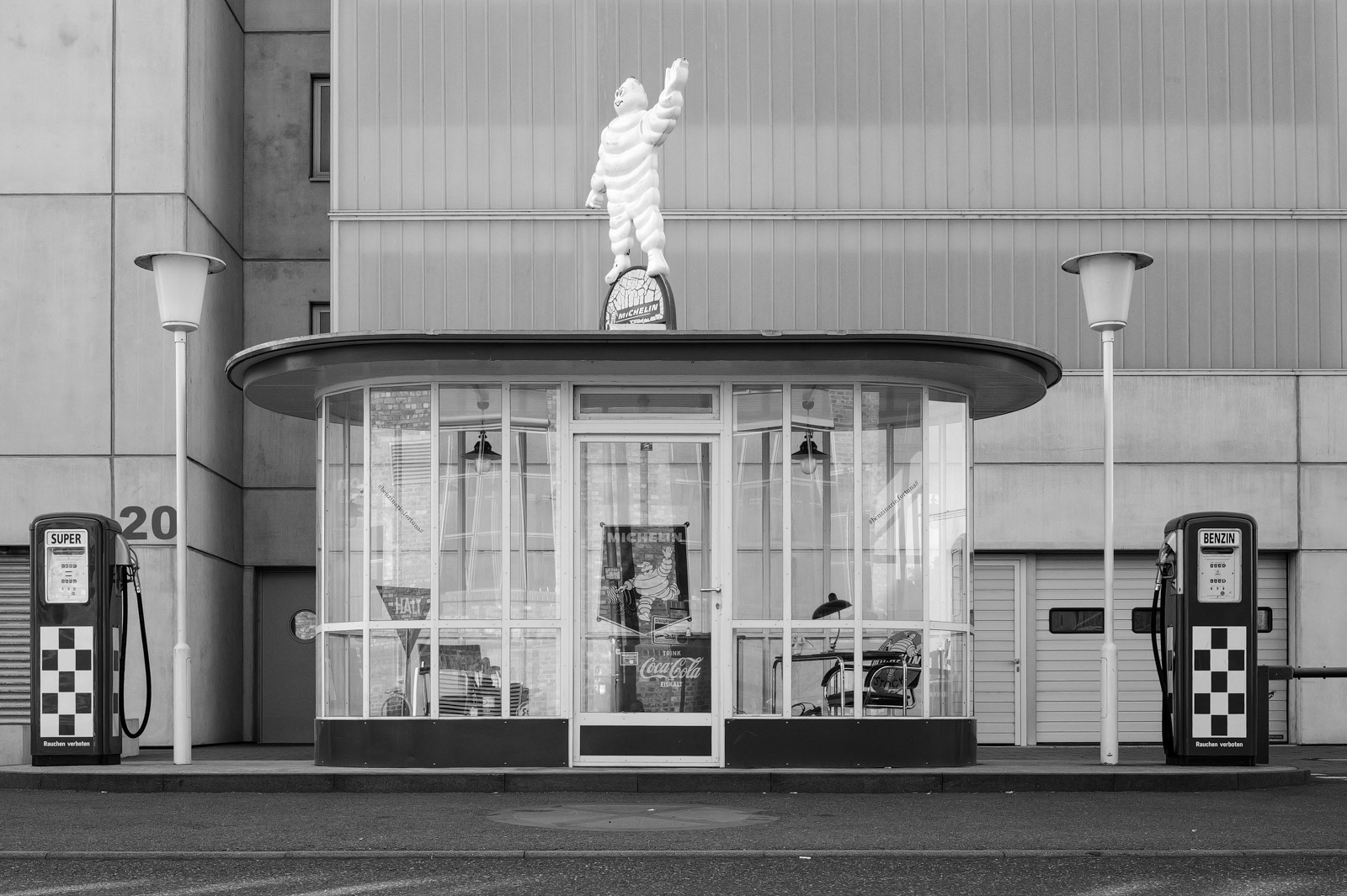 Ancienne station-service avec statue au sommet, style retro, Francfort