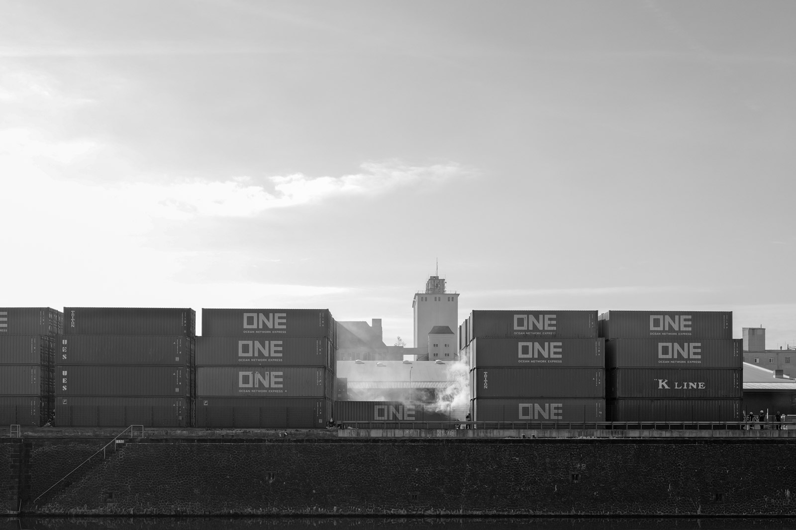 Conteneurs d'expedition empiles au crepuscule, zone portuaire, Francfort