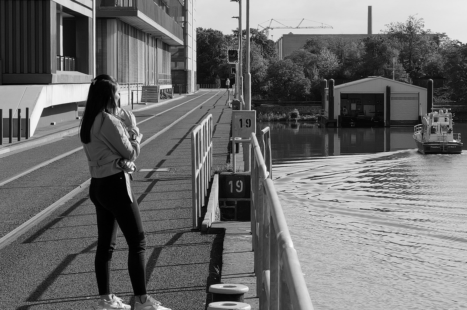 Passante accoudee au garde-corps d'un pont au-dessus d'un canal, Francfort