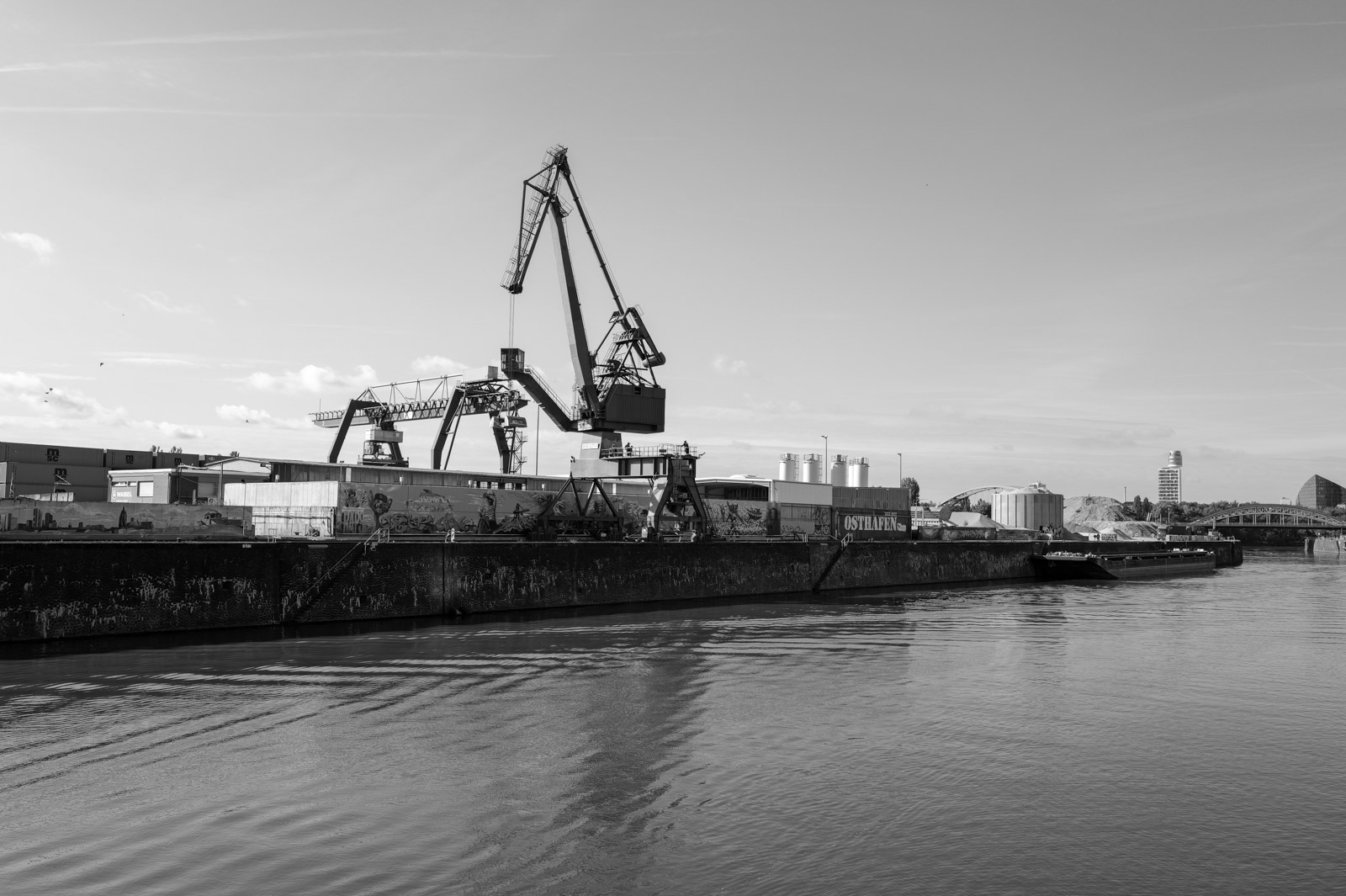 Grue industrielle sur une peniche, bord du Main, Francfort