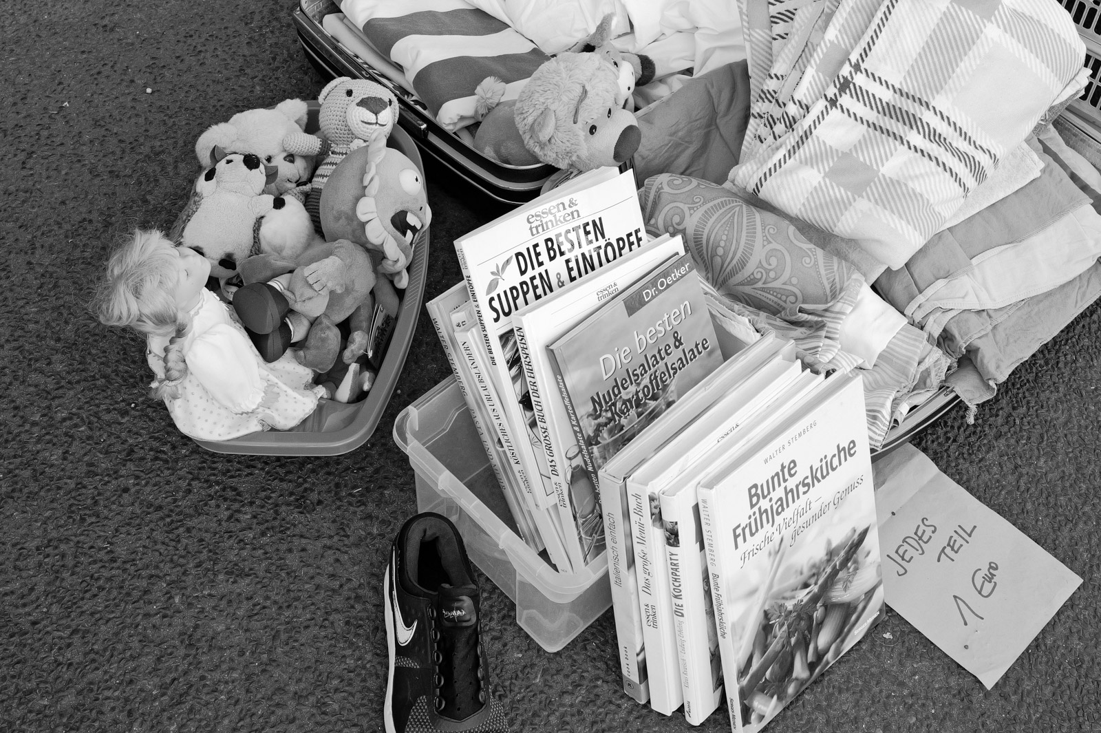 Etal de marche aux puces avec jouets et livres anciens, Francfort