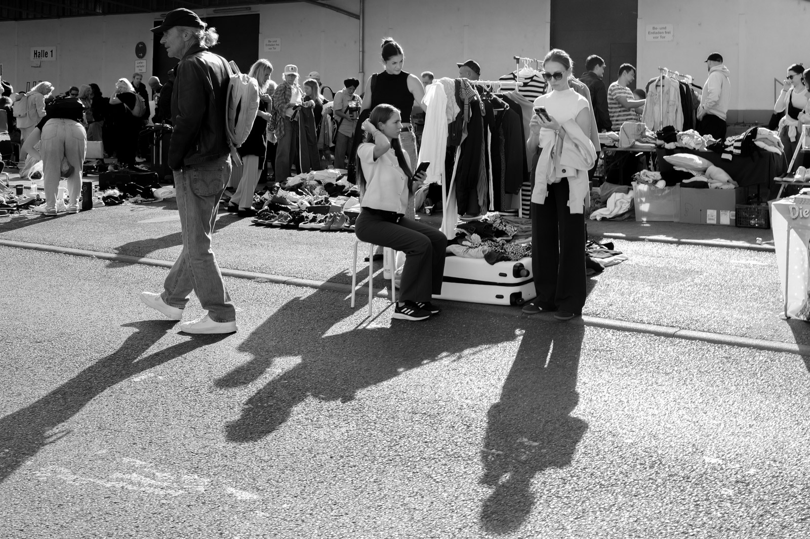 Passants parcourant les etals d'un marche aux puces, Francfort