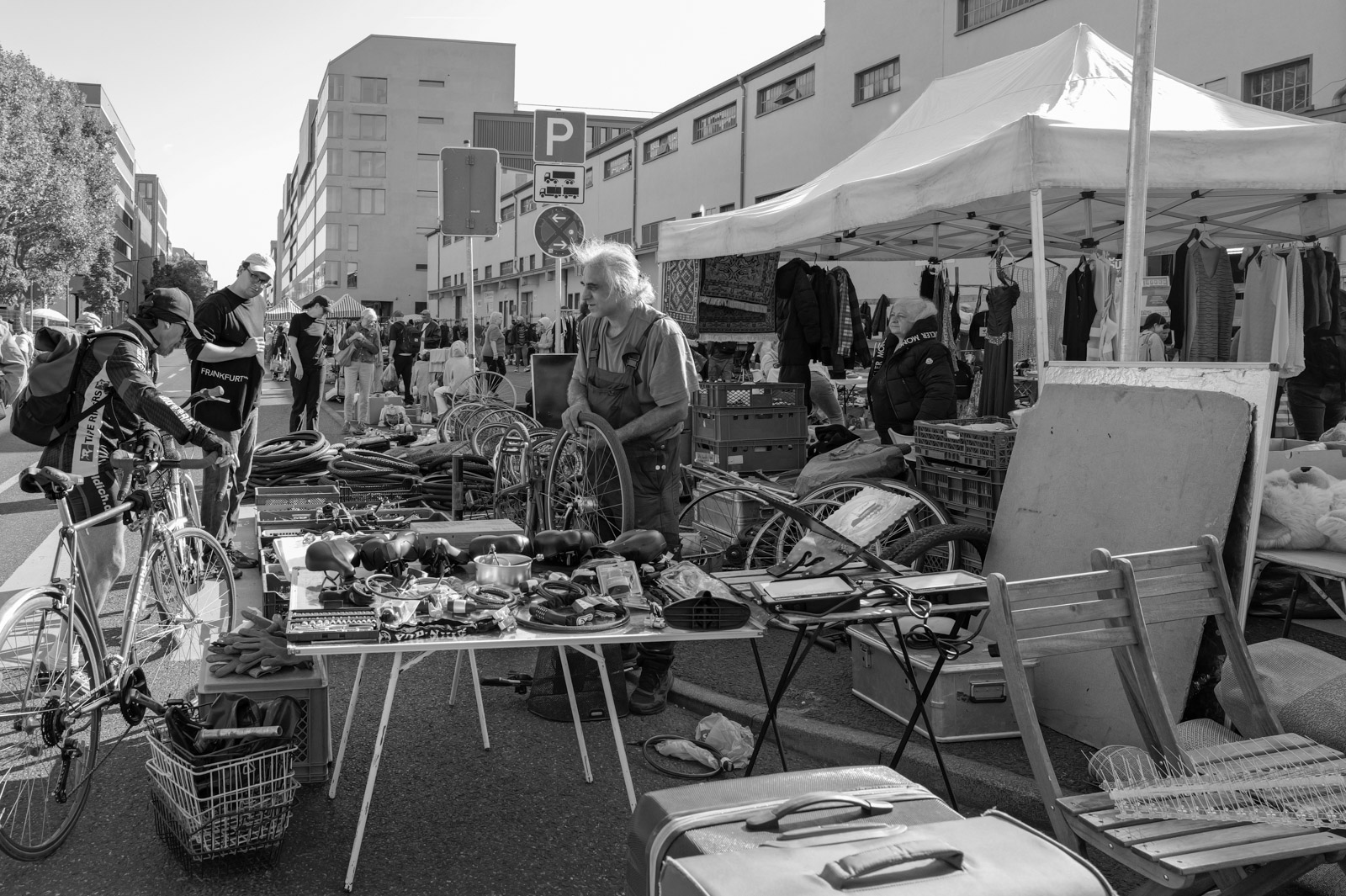 Marche aux puces anime avec velos et parasols, Francfort