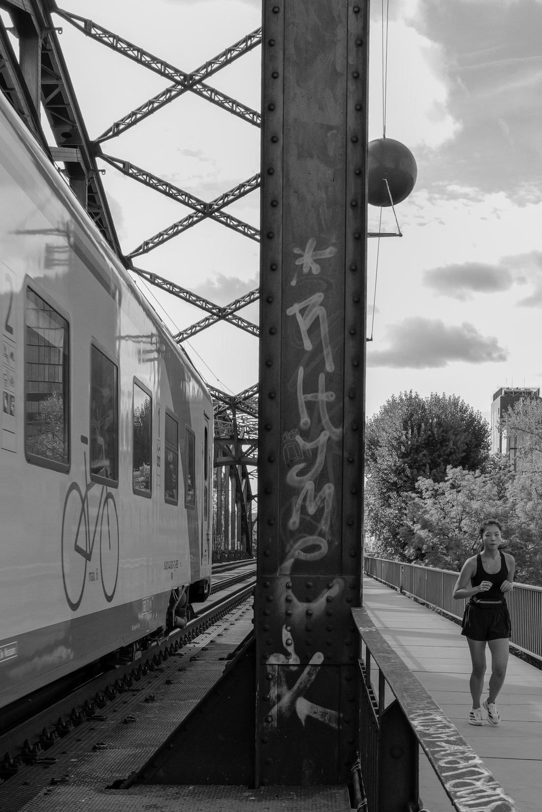 Passante longeant une voie ferree surelevee tagguee, Francfort