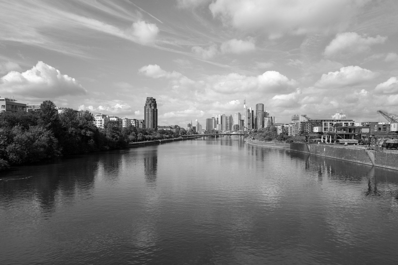 Le Main au calme avec la skyline en reflet, Francfort