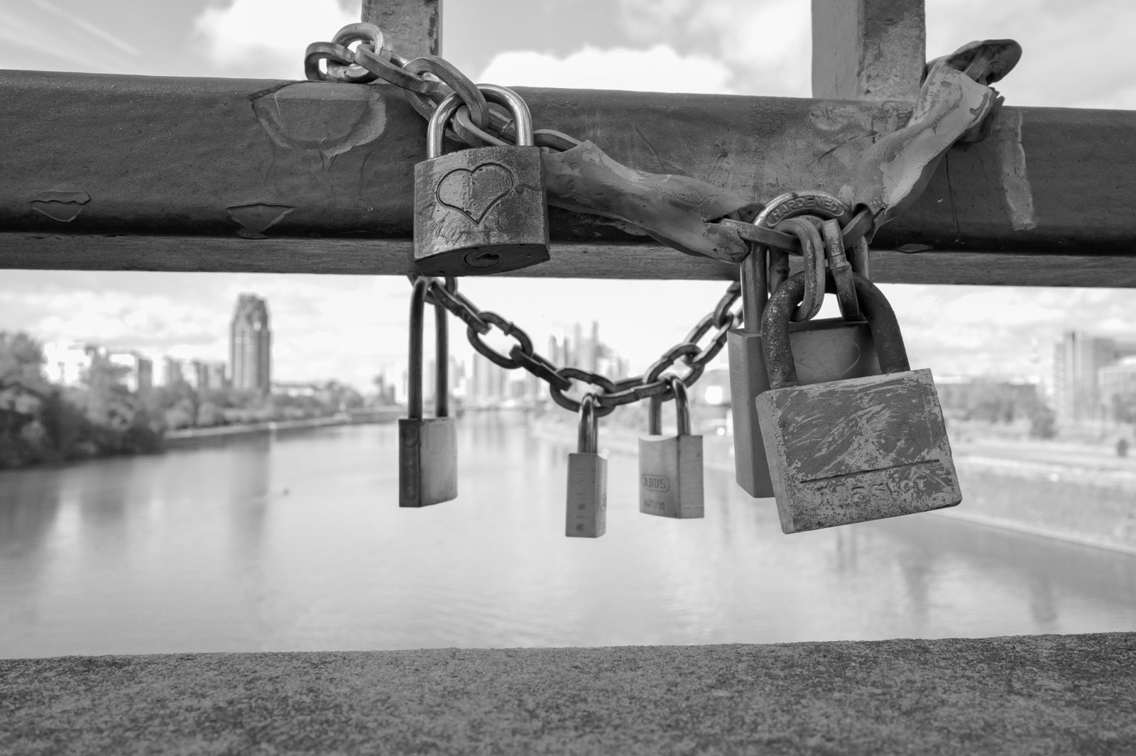 Cadenas accroches a une rambarde au-dessus du Main, skyline en fond, Francfort