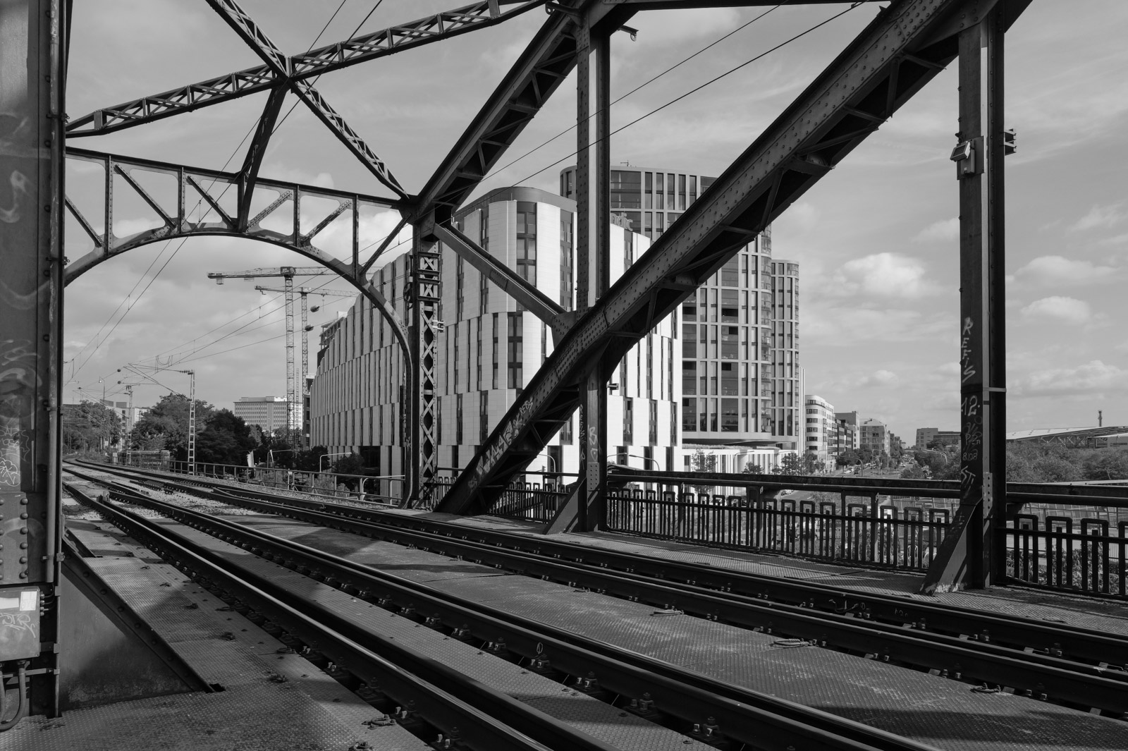 Structure metallique de l'Eiserner Steg avec la skyline de Francfort en arriere-plan