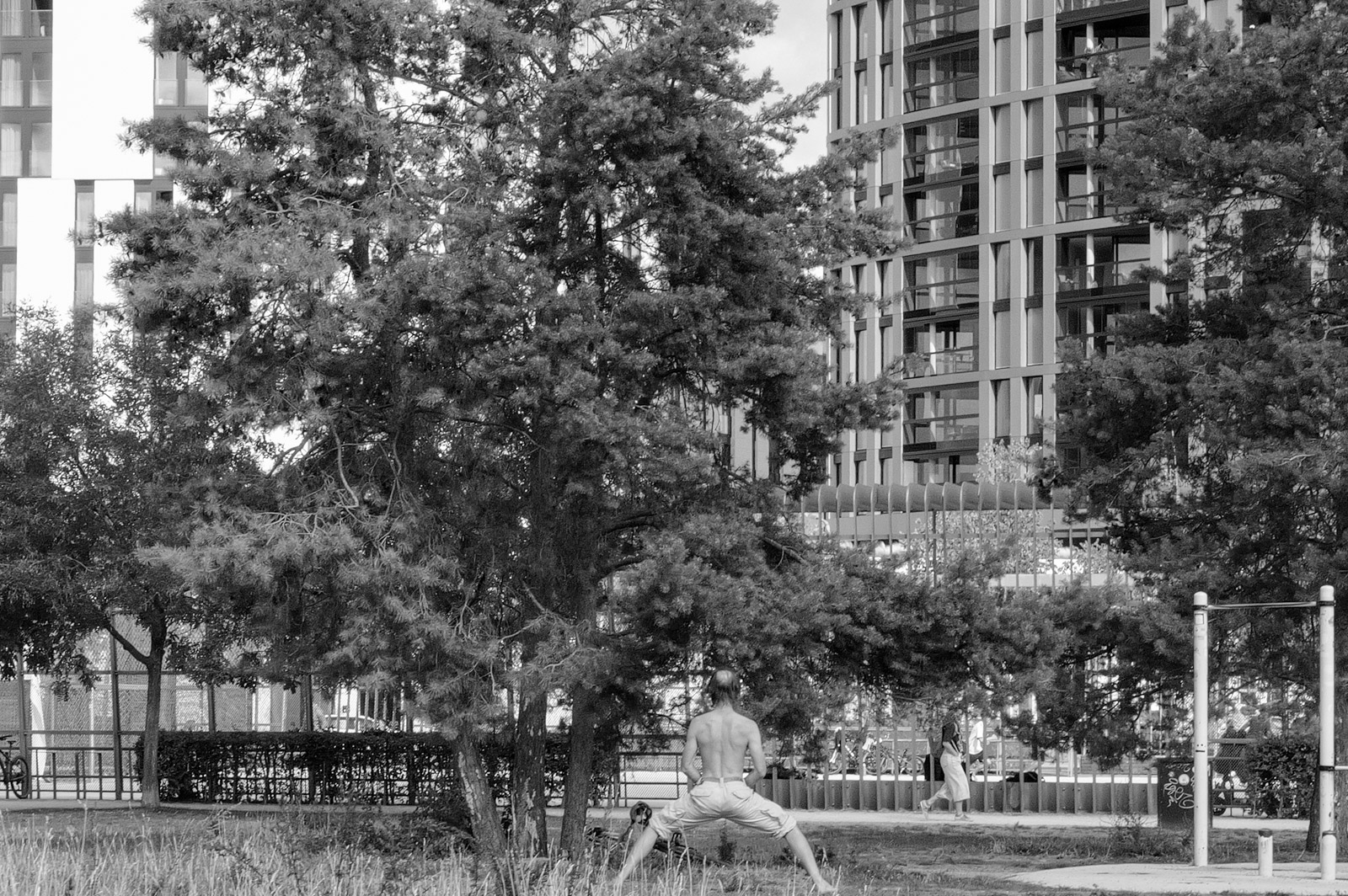 Parc urbain avec promeneurs et immeuble residentiel, Francfort
