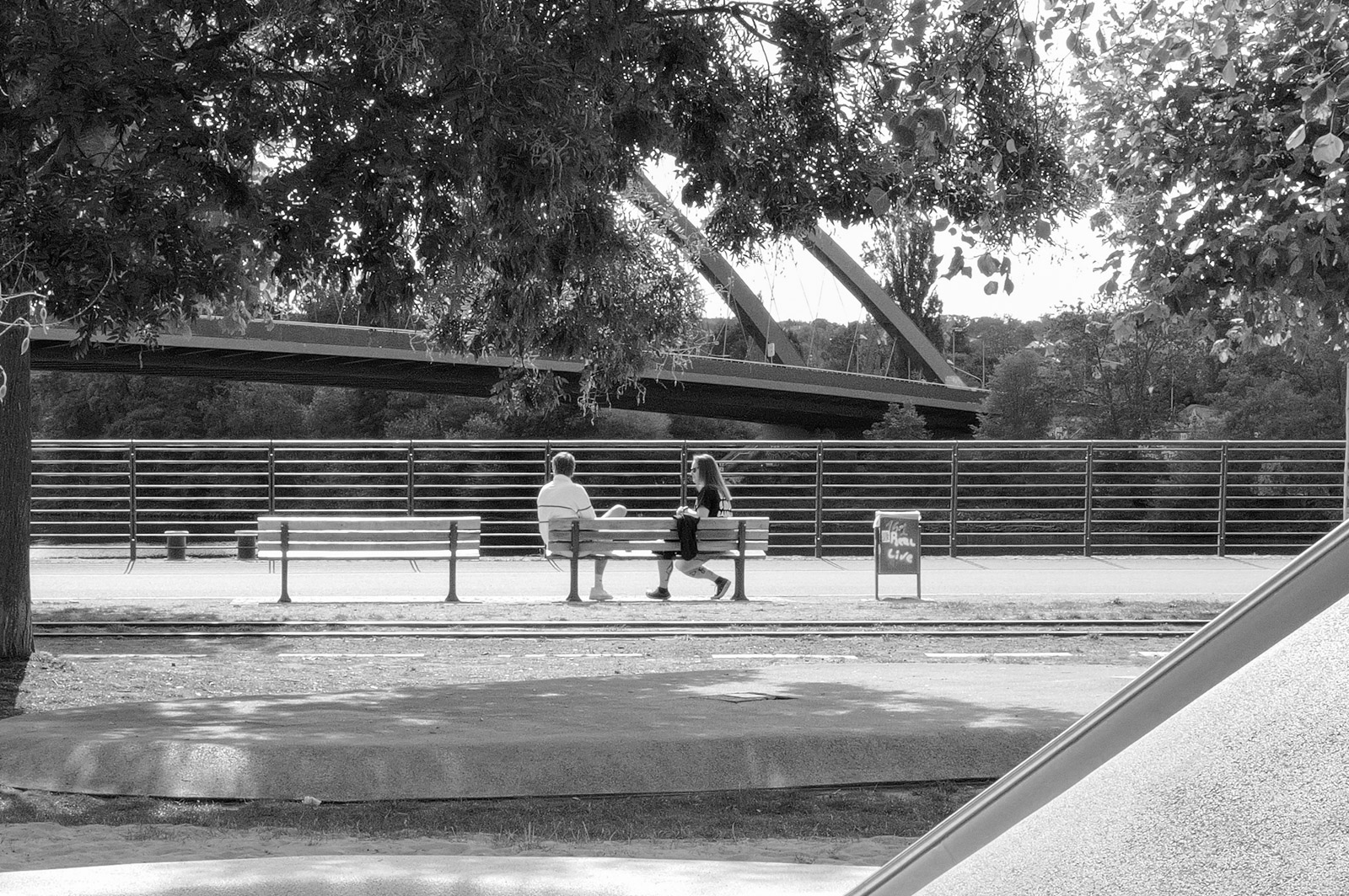 Skateurs s'entrainant dans un bowl en beton, Francfort