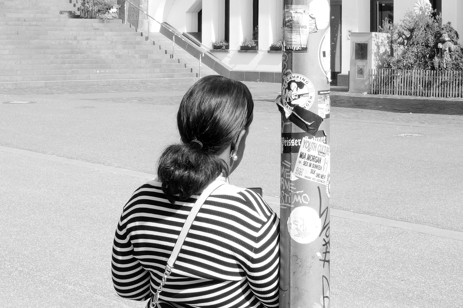 Passante de dos, cheveux attaches, dans une rue, Francfort