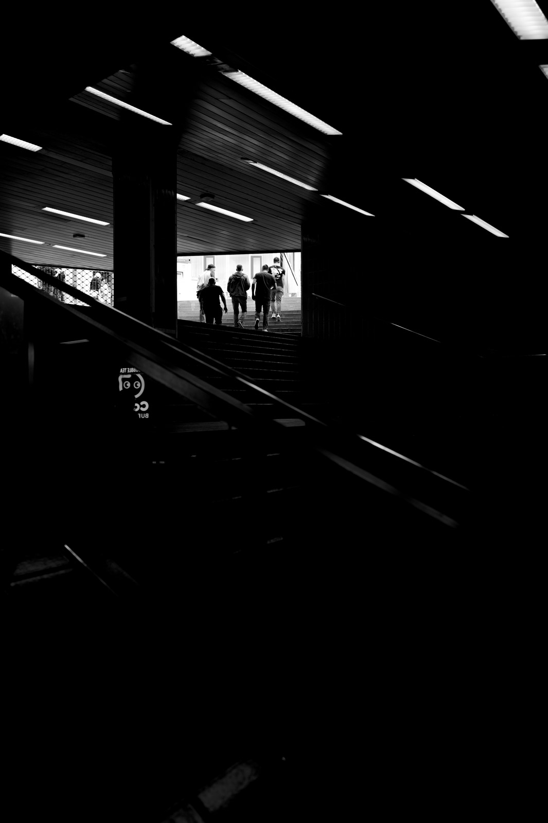 Silhouettes descendant un escalator dans un passage souterrain, Francfort