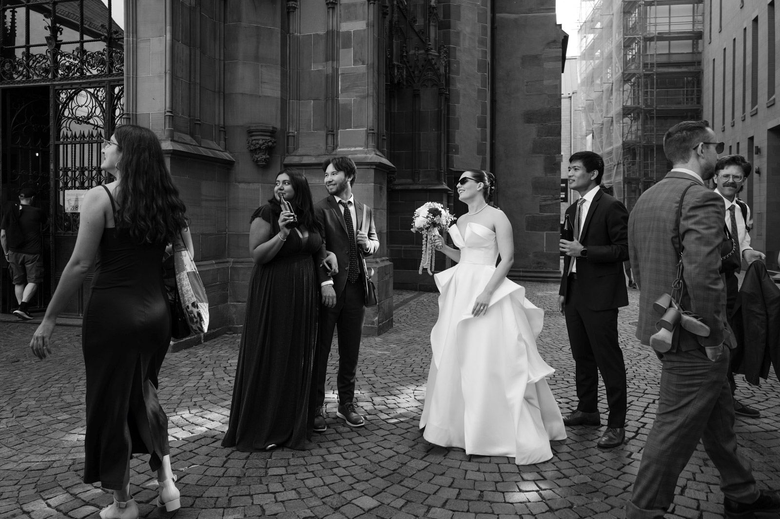 Maries entoures d'invites sur une place, Francfort