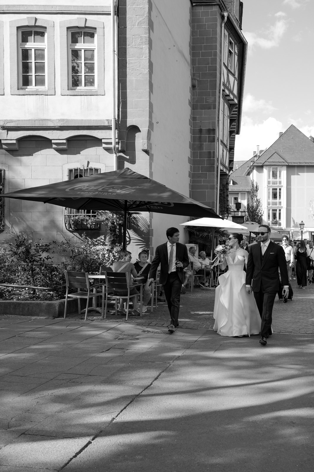 Couple de maries marchant pres d'une terrasse de cafe, Francfort