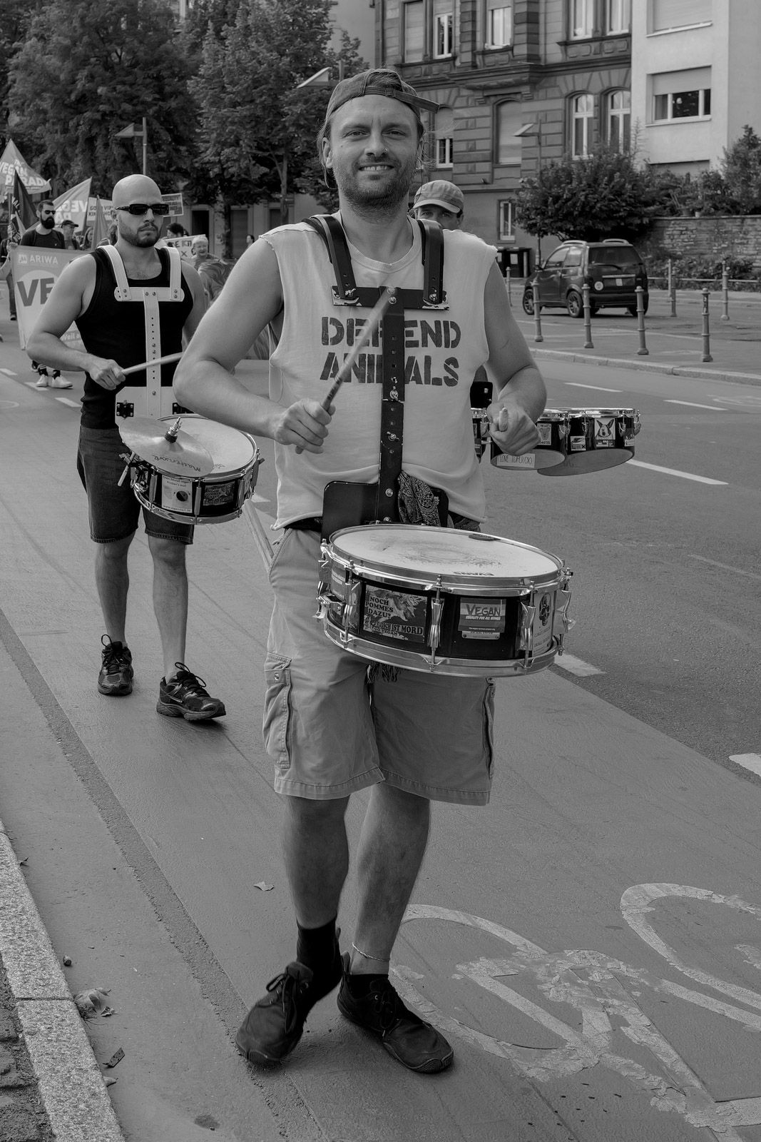 Homme jouant du tambour lors d'une marche pour la cause animale, Francfort