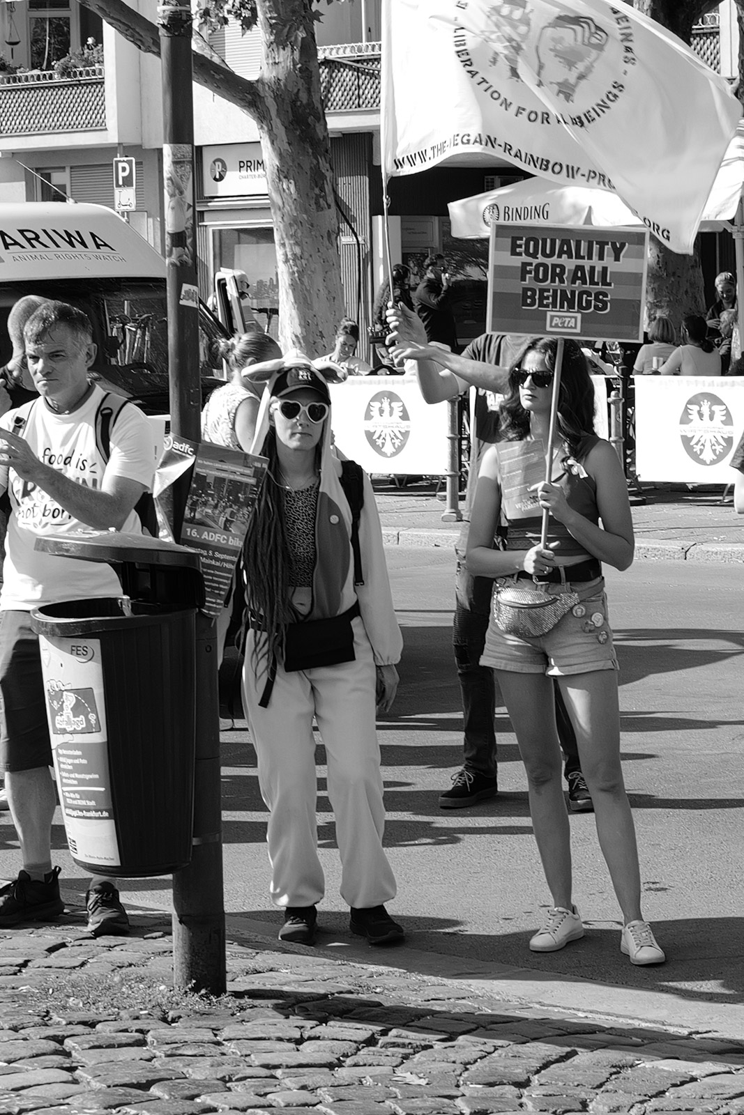 Defile de manifestants pour la cause animale dans une rue, Francfort