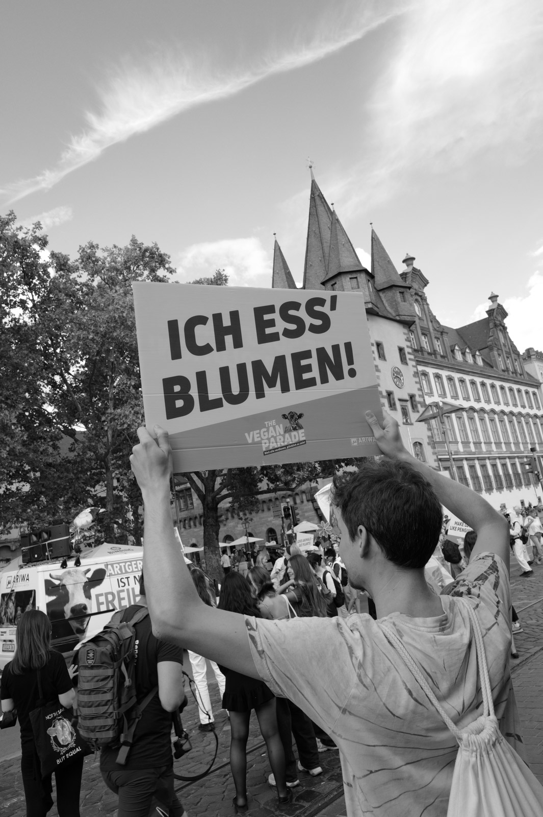 Manifestant brandissant une pancarte 