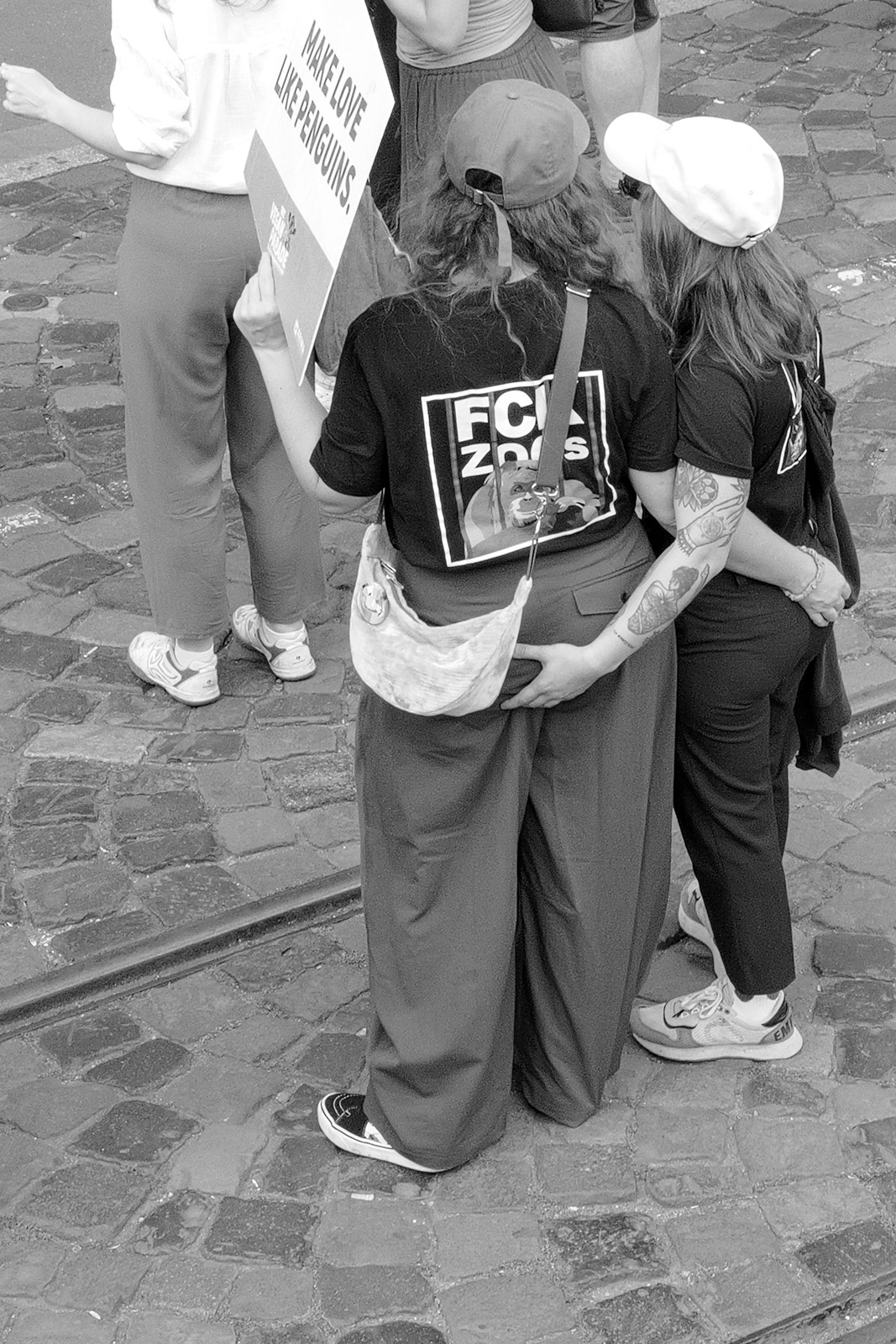 Manifestants s'enlacant, inscription 