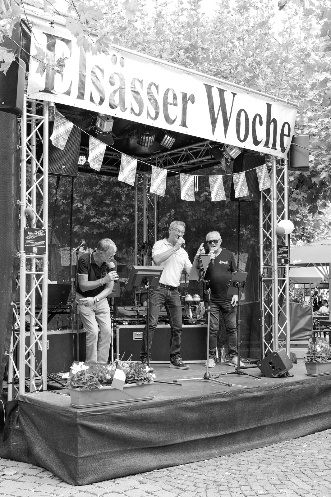 Concert sur une scene exterieure, banniere 