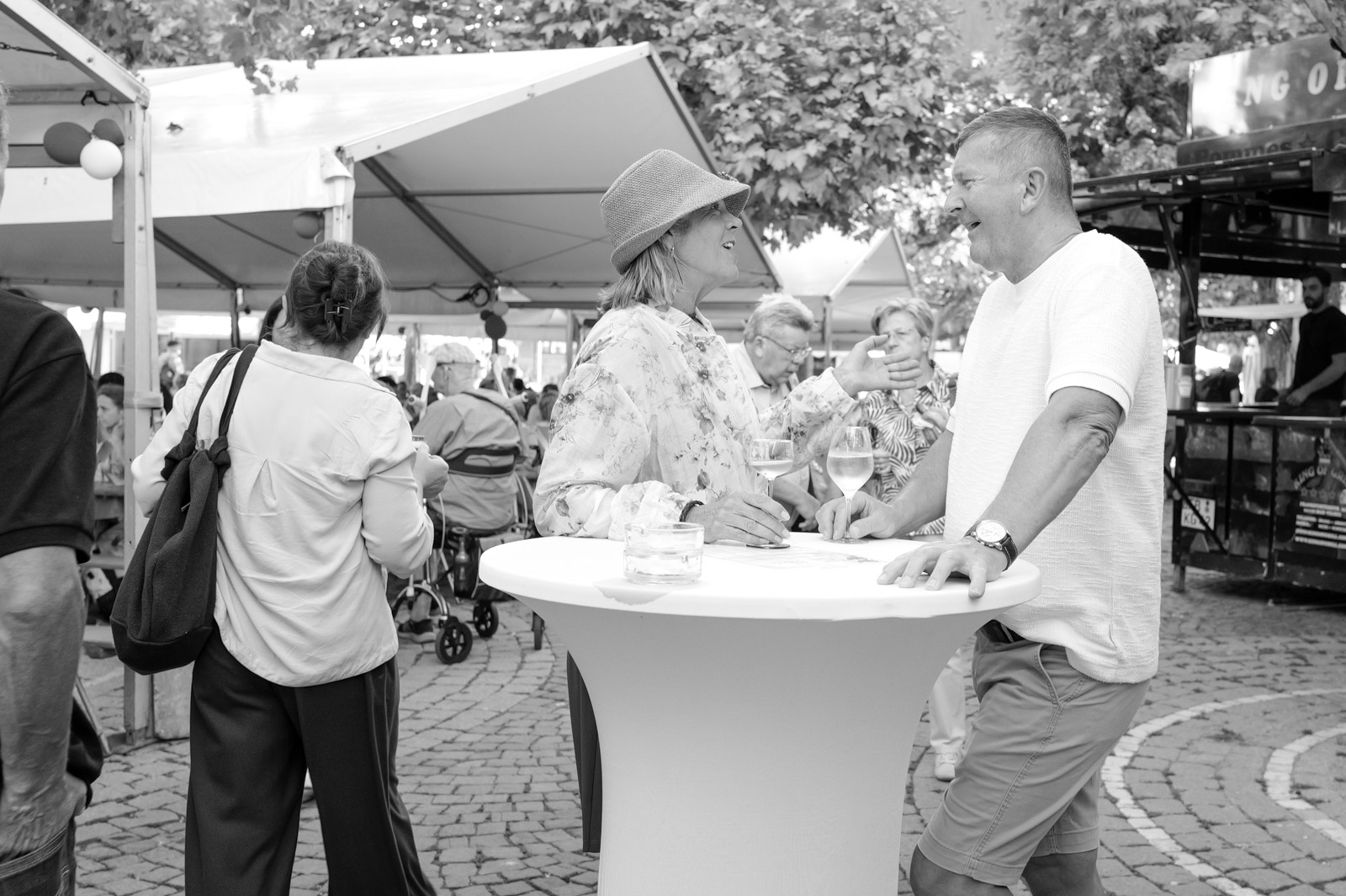 Stand de marche avec vendeurs et clients, Francfort