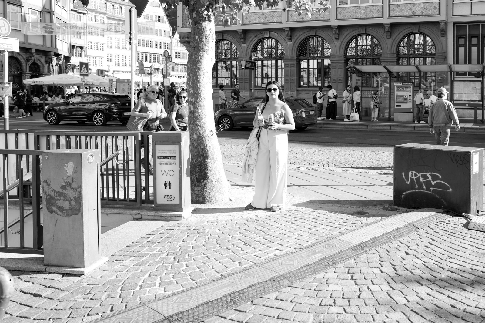 Passant devant un immeuble moderne, Francfort