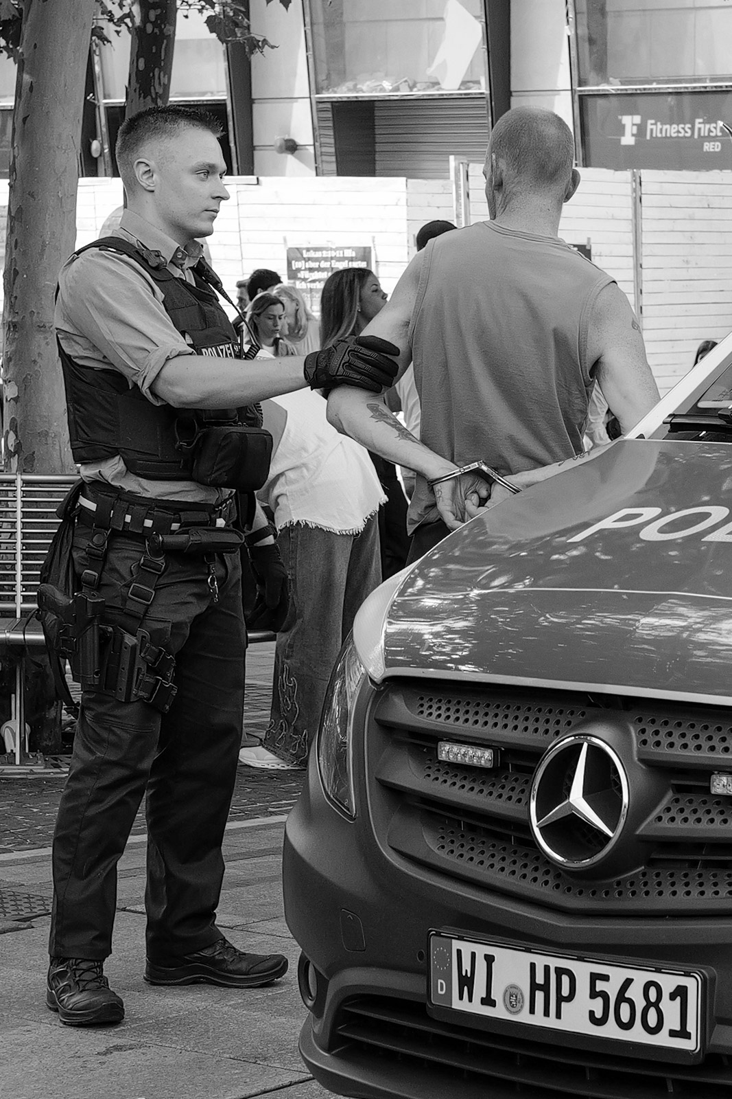 Policiers intervenant pres d'un vehicule serigraphie, Francfort