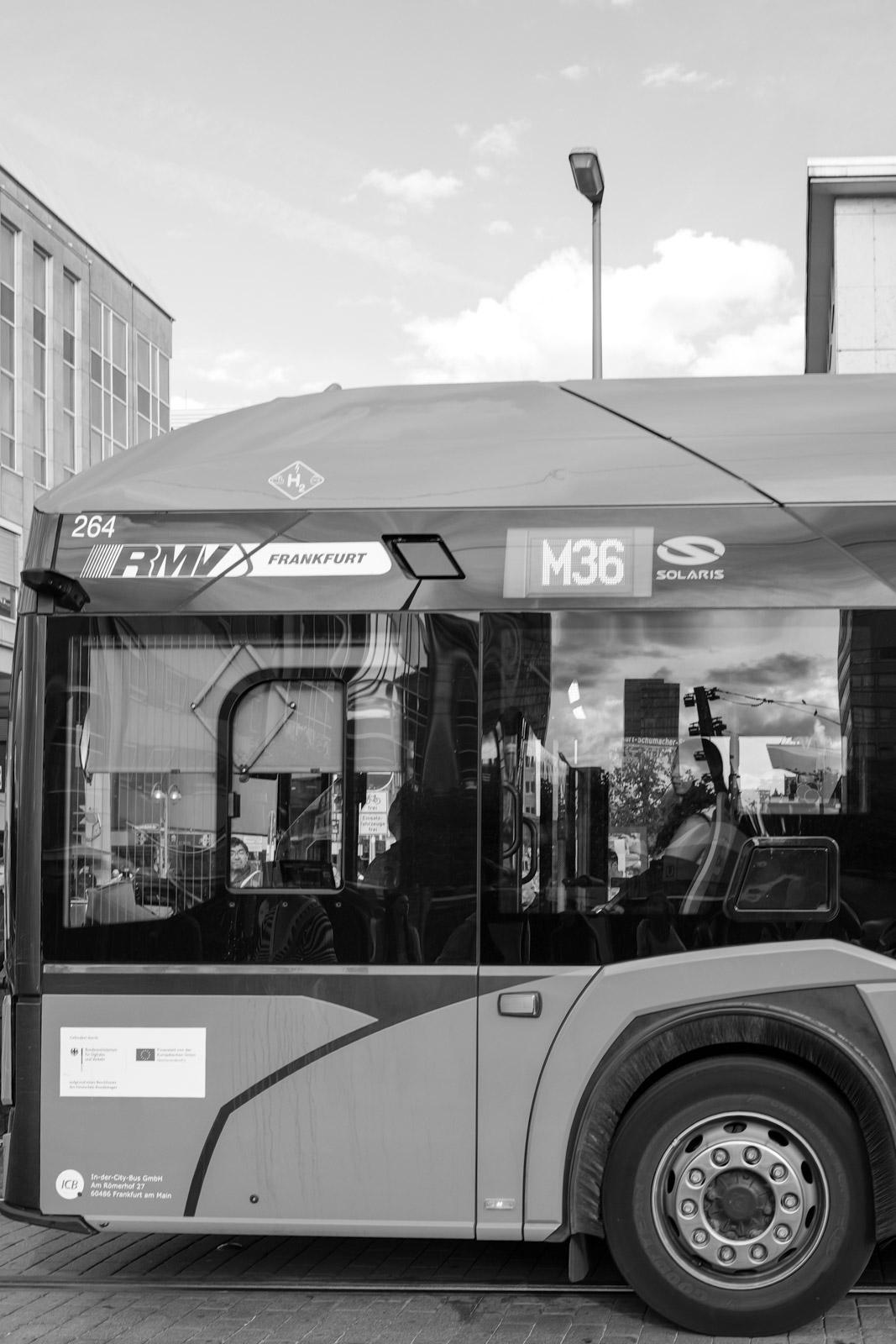 Bus urbain a l'arret dans une rue, Francfort