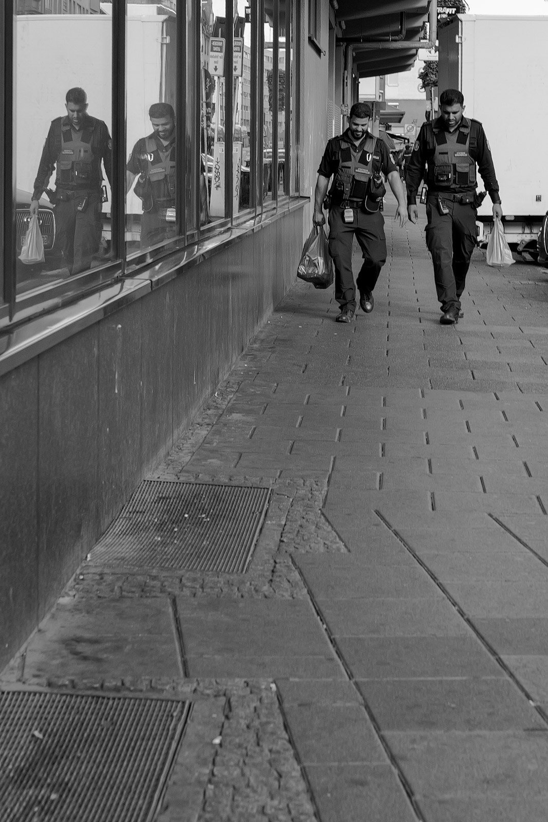 Passants marchant sous une arcade a colonnes, Francfort