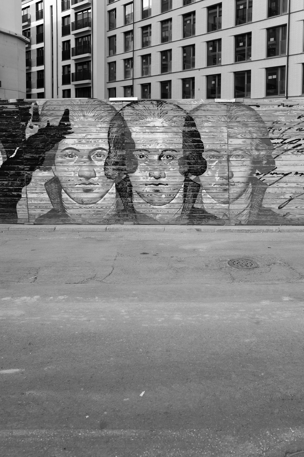Fresque murale representant trois visages stylises, Francfort