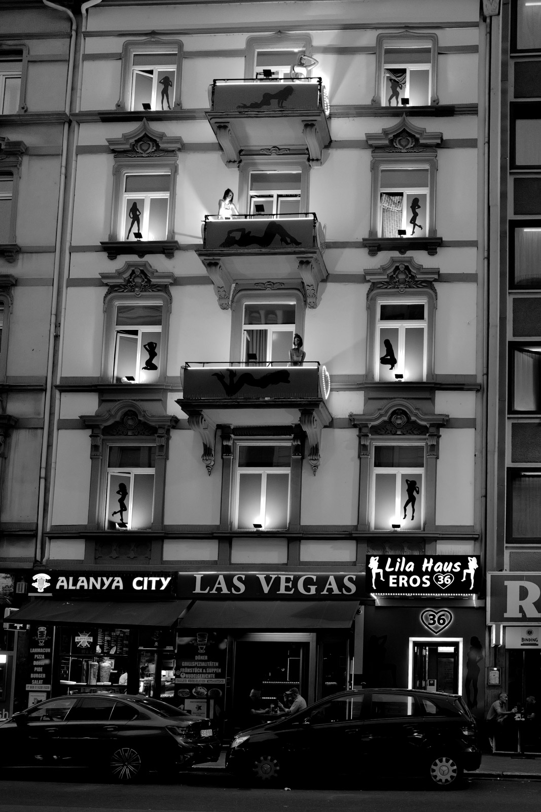 Facade eclairee la nuit avec enseignes 