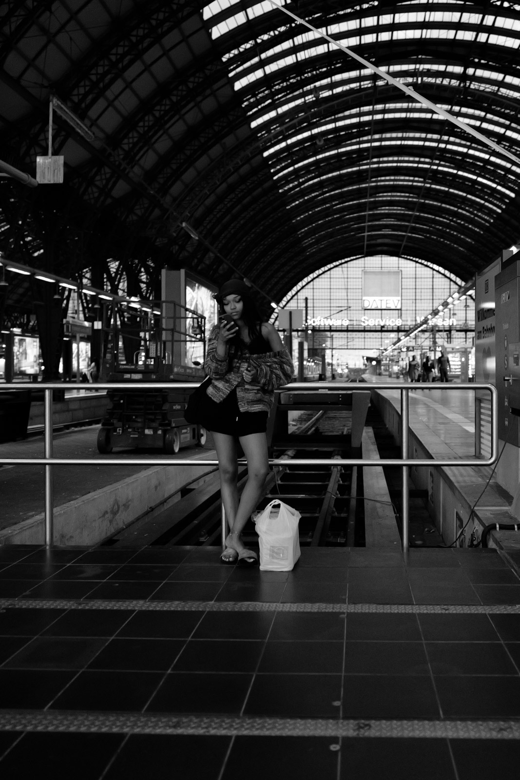 Interieur voute de la gare centrale de Francfort, passante dans un escalier