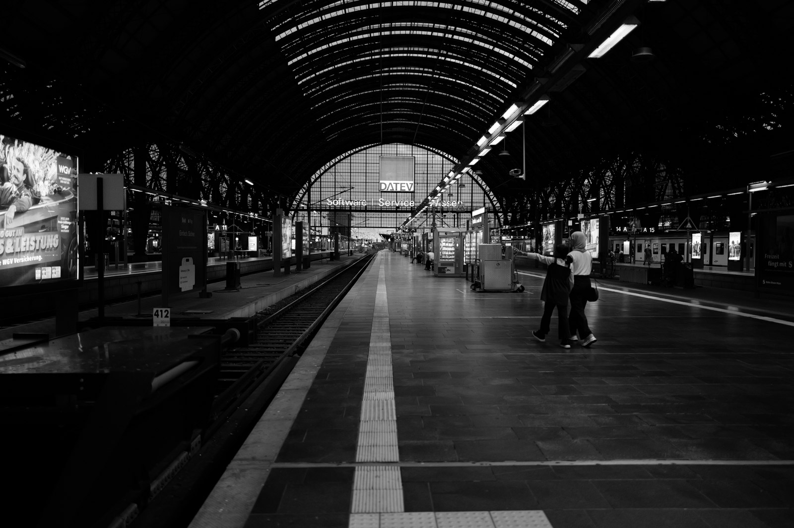 Quai de gare desert et sombre, Francfort