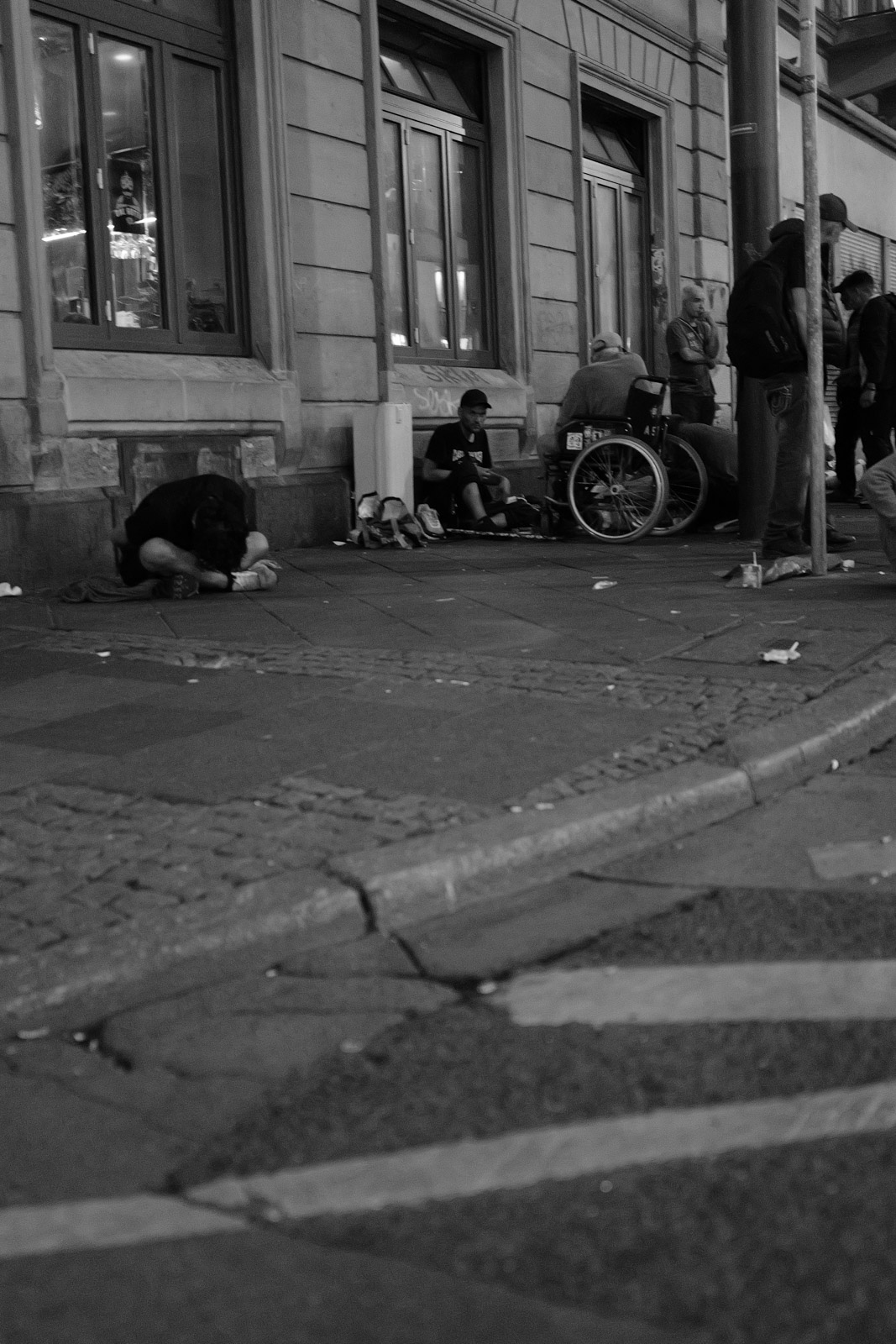 Silhouette accroupie a un coin de rue, Francfort