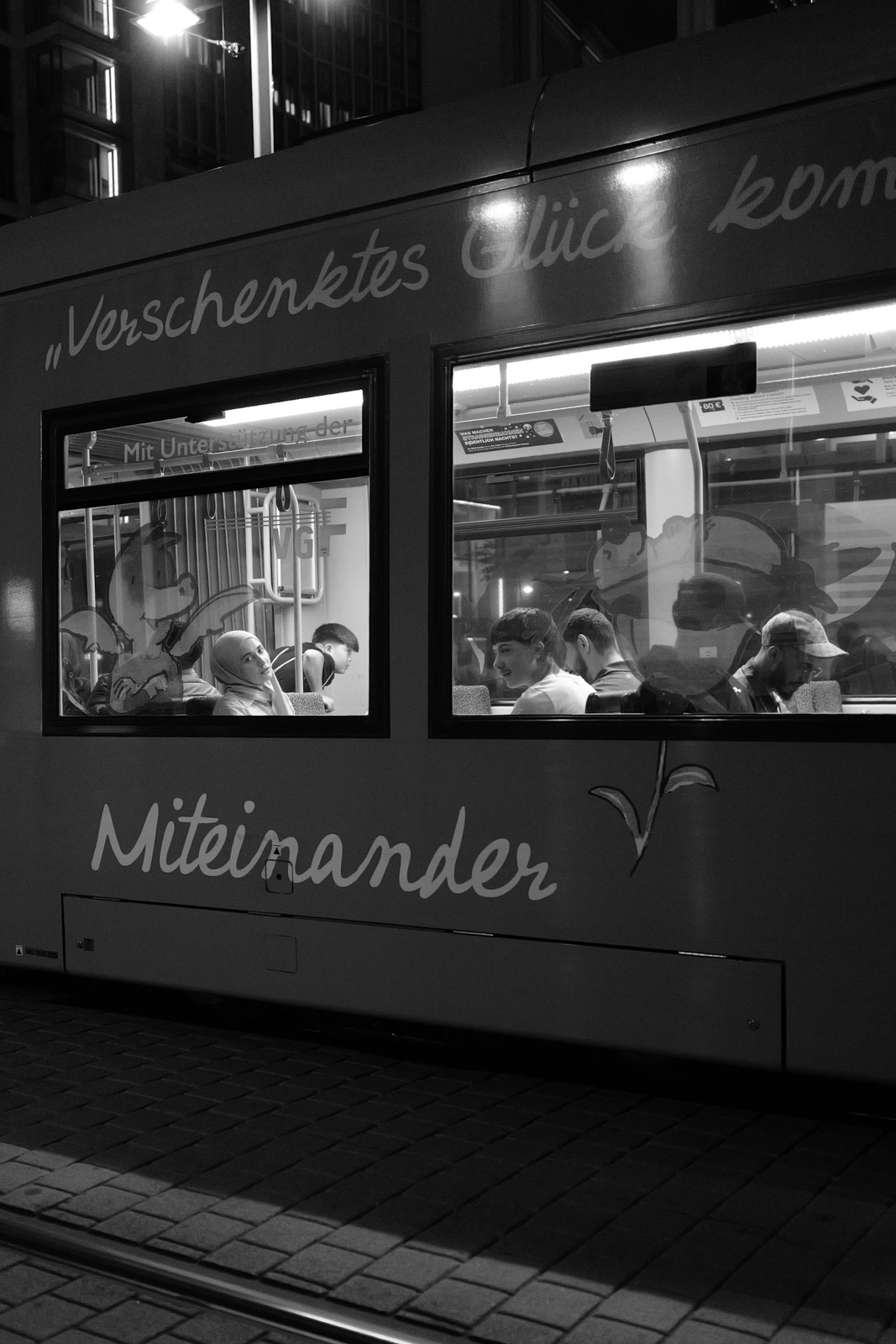 Tramway illumine la nuit, graffiti 