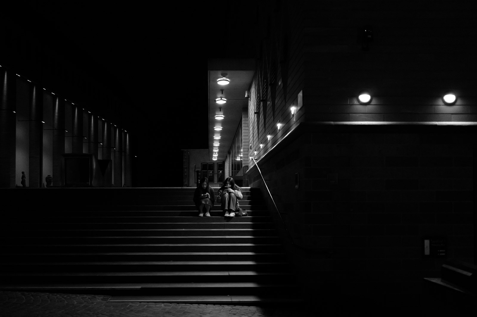 Escalier exterieur eclaire descendant dans la nuit, Francfort
