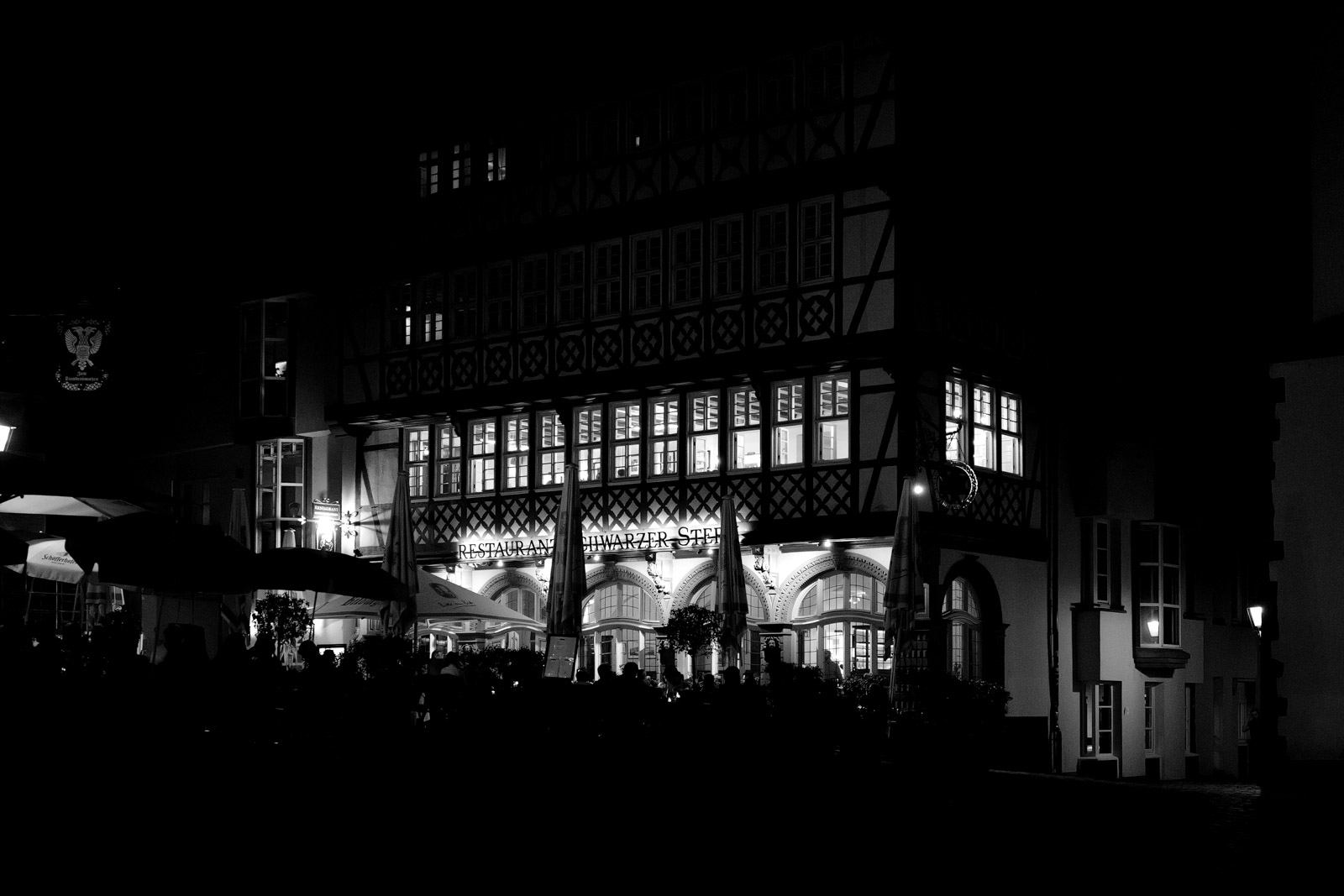 Facade de restaurant illuminee de couleurs la nuit, Francfort