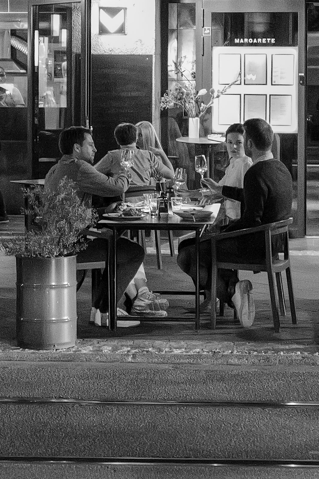 Diners attables en terrasse le soir, Francfort